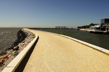 A dois minutos a pé do escritório.